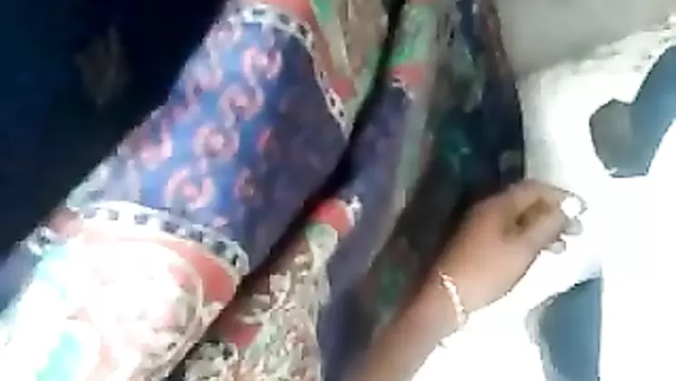 Tamilnadu Aunty Handjob in Public Crowd