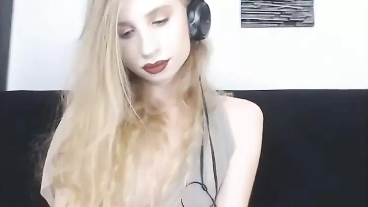 pretty blonde tranny shows her deep hole