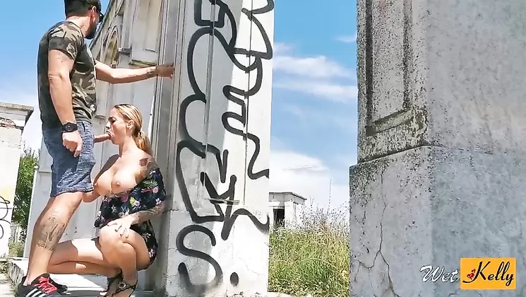 Risky public sex in the park  WetKelly