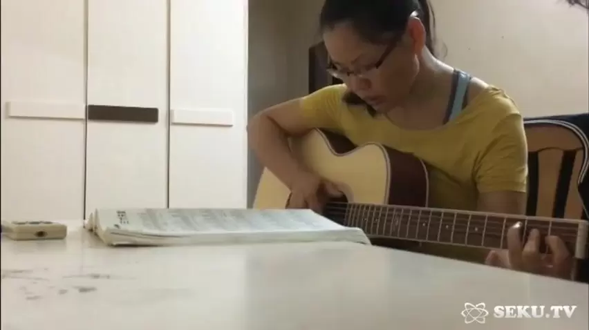 ChinaPorn 91猥琐家庭音乐老师教良家眼镜熟妇学弹吉它学一会想要福利强行扒掉衣