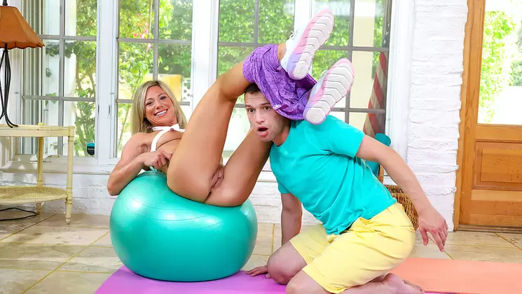 Stepmoms Hot Body Energizes Me - S1:E10