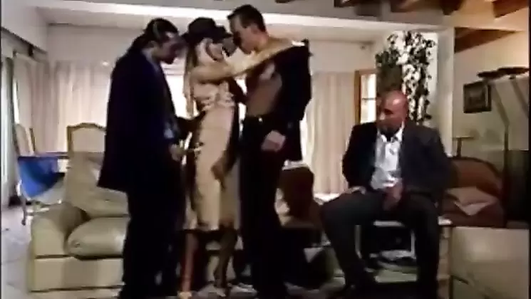 blonde gangbanged during party una vita in vendita sc4