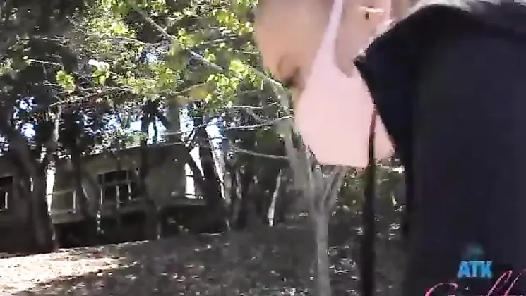 Paris White Paris jerks the cum from your cock