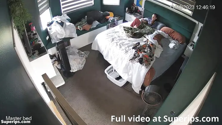 IPCAM – British mom masturbates watching porn