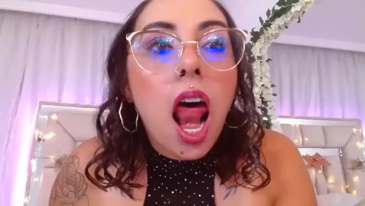 Nerd MILF toys her Cunt