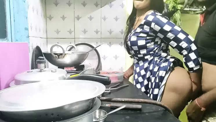 Indian bhabhi cooking in kitchen and fucking brotherinlaw