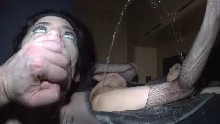 Extreme Squirt She Orgasms so Hard, She Almost Hit the Ceiling! ´