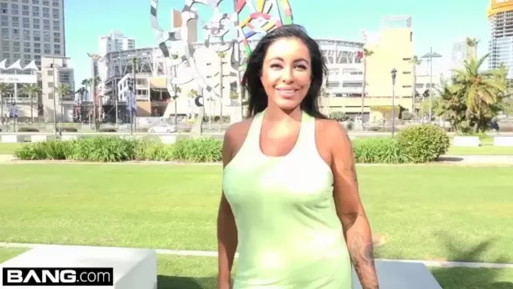 Milf Simone Garza's Pussy is Ready for a Workout
