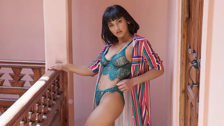 Sexy all na MILF exposed hot body