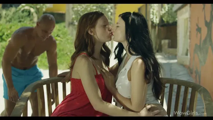 Linda & Luci sucking together
