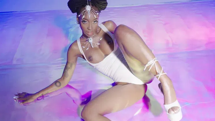 Inked big tits black babe shows hot body