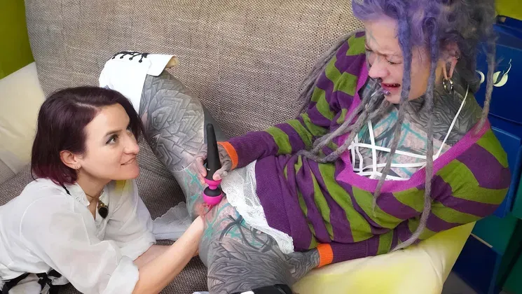 Miss Flora Works Her Fist Inside Anuskatzz Tight Asshole