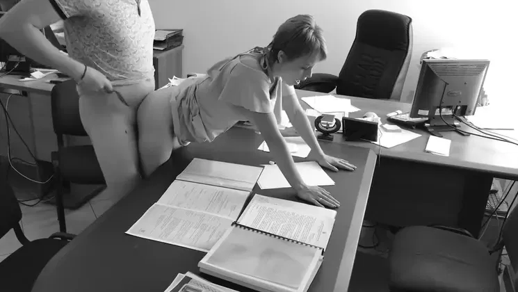 El jefe se folla a mi esposa en la oficina con cámara oculta
