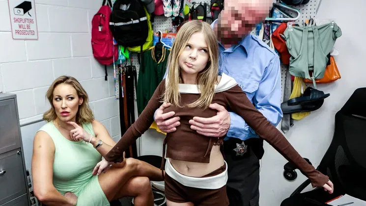 Petite thief squirt in threesome on a busty cougar