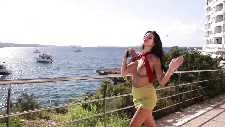 La superbe brune mathilda se promene les seins a l air