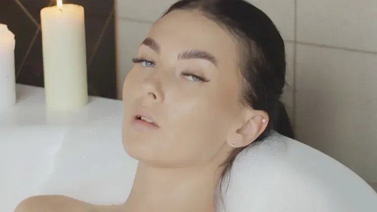 Big natural tits babe enjoyed hot posing