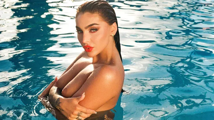 Big ass stunning beauty strips in a pool