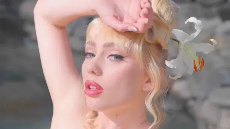 Amazing big ass teen exposing sexy body