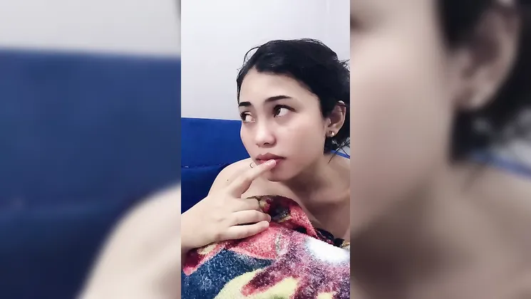 Kak Zizzy Mekinya & Obok Obok take turns pleasing their man in kinky webcam sexcapade