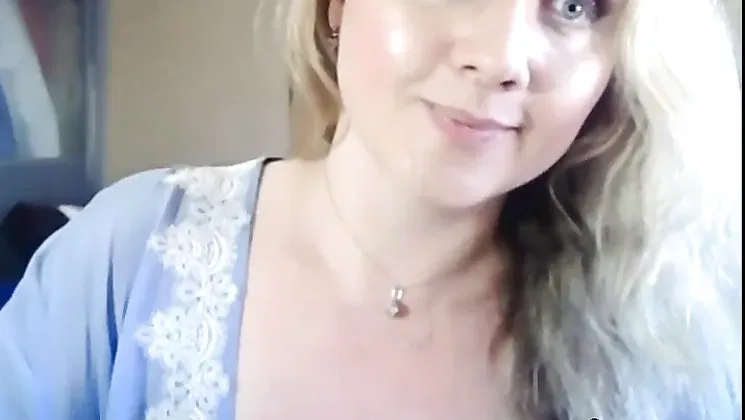 Blonde Babe fucks a dildo on webcam