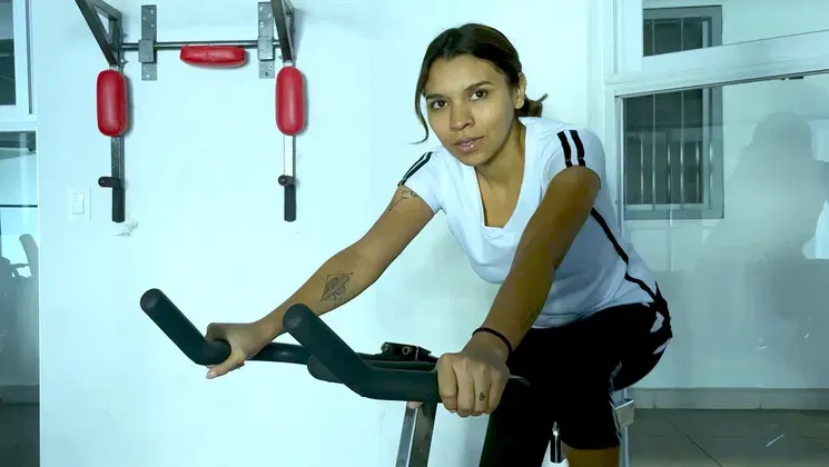 Mexican latina MILF likes to work out