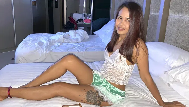 HOT Thai wife gives rimjob before pussy