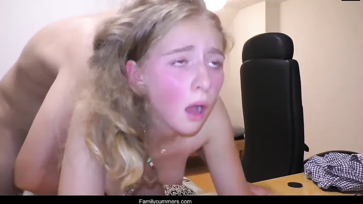 Unartige Stieftochter rictig hart gezüchtig