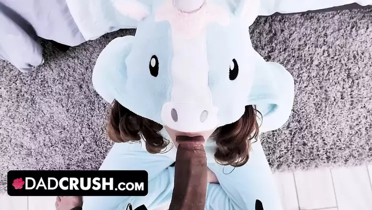 Sneaky stepdad gets VIP access to stepdaughter's pussy