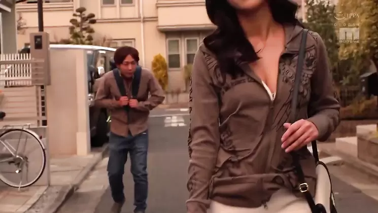 MIAA-644 While My Son Was Absent, The Temptation Panties Were Dropped On The Veranda From The Unequaled Yan Mama On The Upper Floor ... I Picked It Up And Handed It Over And Immediately Committed Sexual Intercourse. Mizukawa Violet