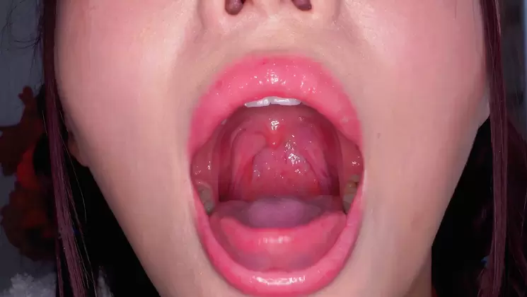 Japanese Babe Mao Hamasaki Displaying Her Delicous Long Tongue