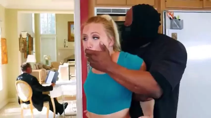 Шлюховатая жена изменила мужу с негром-вором, которого видит первый раз