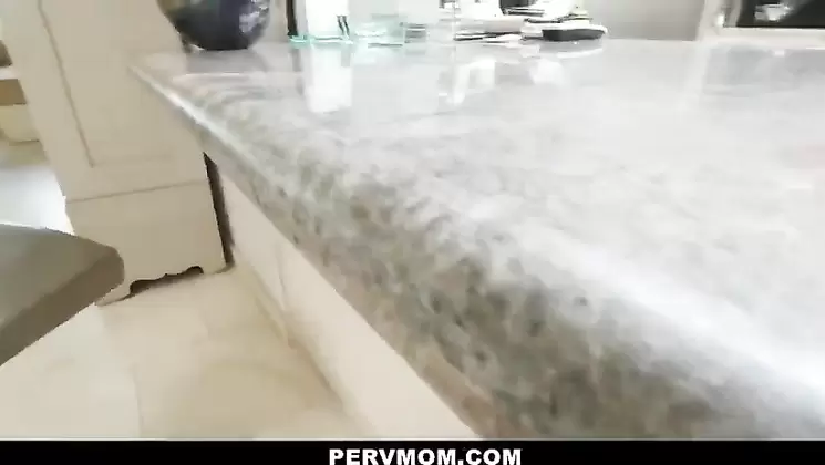 Mom with big tits in peignoir shows a blowjob and sex class